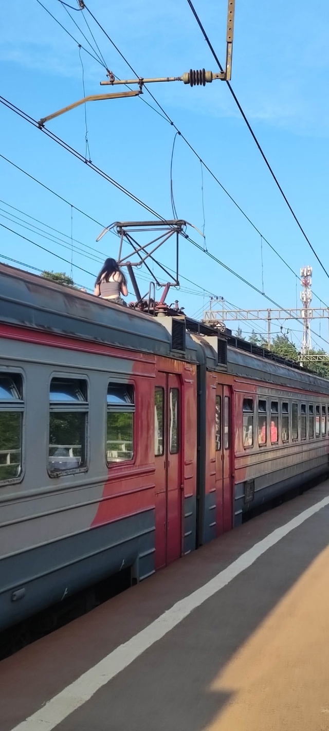 2 девочки залезли на крышу электрички со станции заря в...