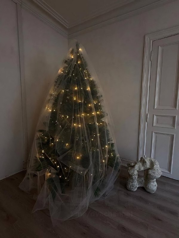В соцсетях хайпят ёлки в… свадебной фате
Ёлку украшают как обычно, но сверху вместо мишуры накрываю