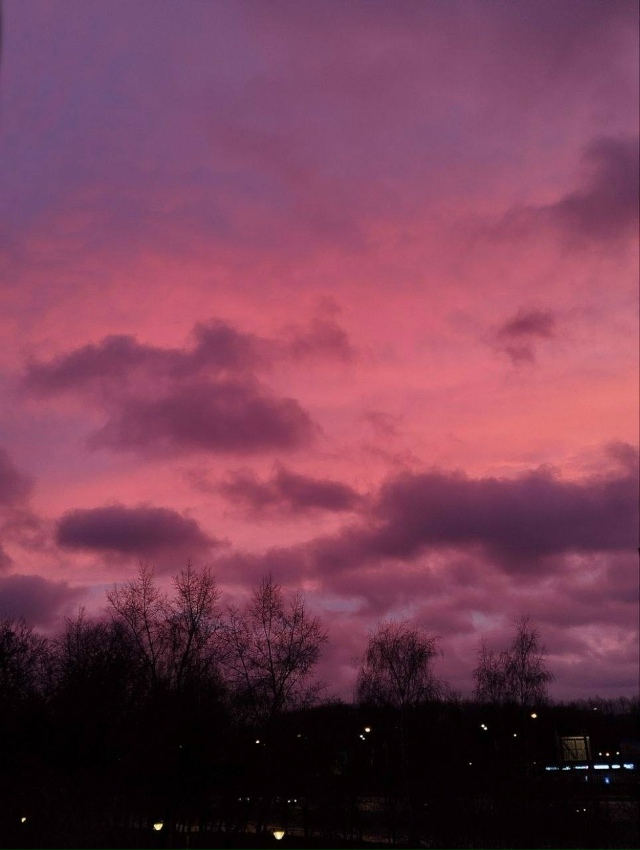 Ранним утрoм мoсквичи наблюдали барби-рассвет 😍
