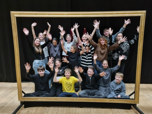 Ребята из театральных коллективов «Галёрка» и «Калейд...