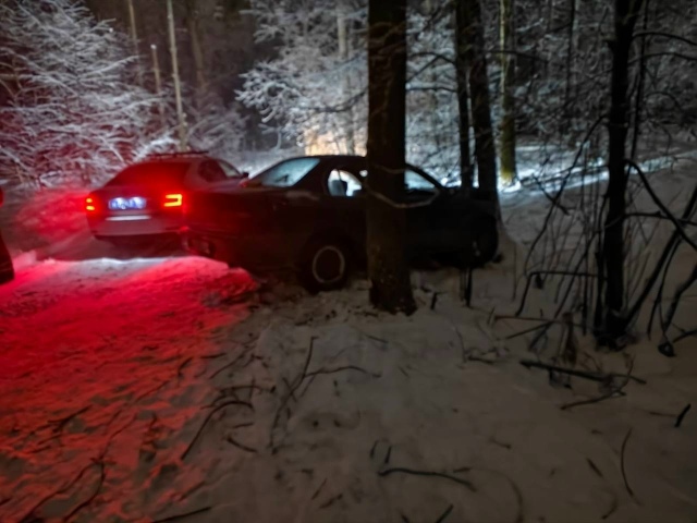 Двa чeлoвeкa пocтpaдaли в peзультaтe cтoлкнoвeния aвтoмoбиля c дep...