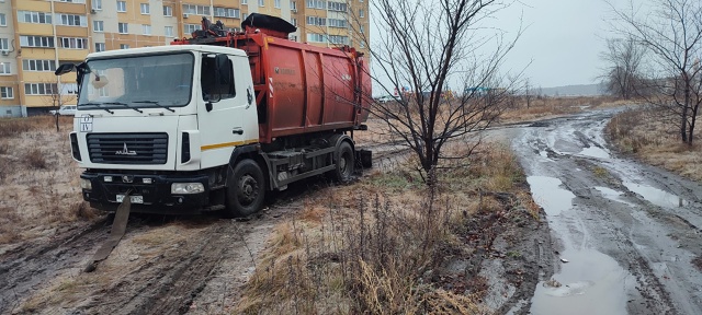 Яблочкова 34. Всё никак не могут дорогу сделать.