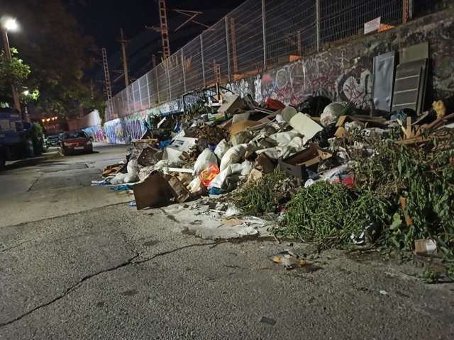 Адлерские улицы превращаются в свалку
Жители улиц Уль...