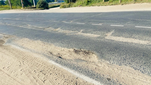 Заделайте яму возле Бристоля в Лукинской, дорожная орг...
