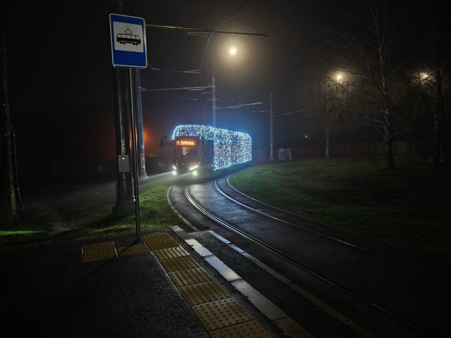 ? А вот и кадры новогоднего трамвая «Ветерок», которы?...