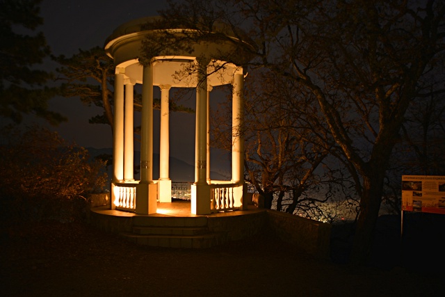 Серебряная беседка ночью и при восходе Луны над всем п?...