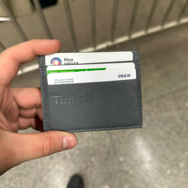 Найден картхолдер тинкофф. Внутри две карты Тинькова н...
