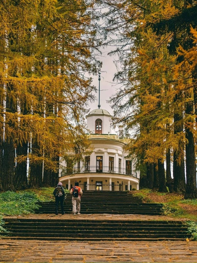 🏛 Усадьба Середниково в осенней красе
Находится она ?...