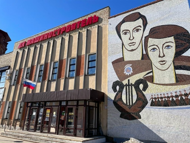 В ДК Машиностроитель очень хорошая охранник...По имени ...