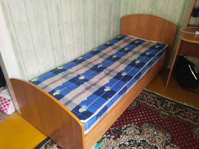 Продам недорого шифонер, комод, 2 тумбочки и зеркало с о...