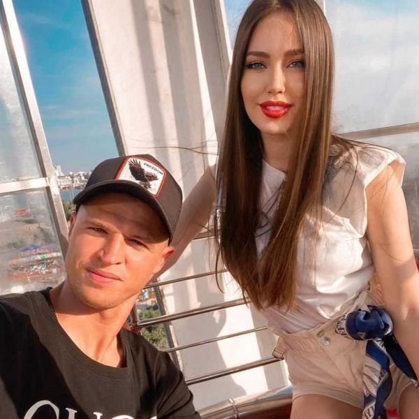 Футболист Дмитрий Тарасов и модель Анастасия Костенко...