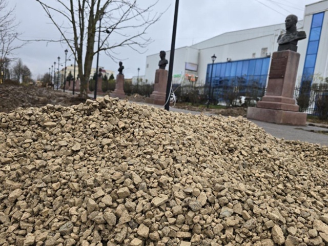 В Можайске в сквере «Аллея Героев» завершают укладку п...