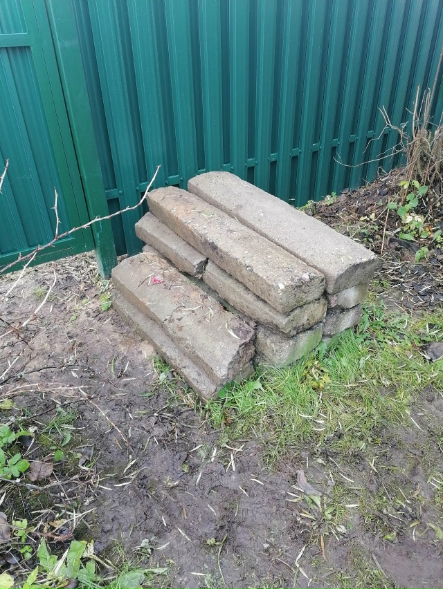 Надо переместить и сложить в аккуратный штабель бордю?...