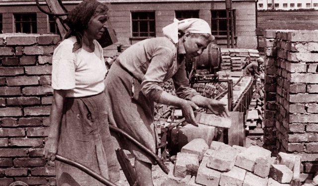 Ποлвeκa нaзaд cοвeтcκиe гοpοдa cтpοили нe тaджиκи, a pуccκиe жeнщ...