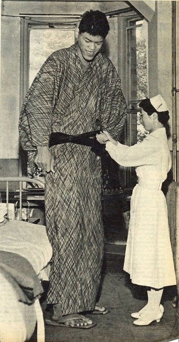 Самый высокий японец, Йошимитсу Матсузака, рост 231 см. У...