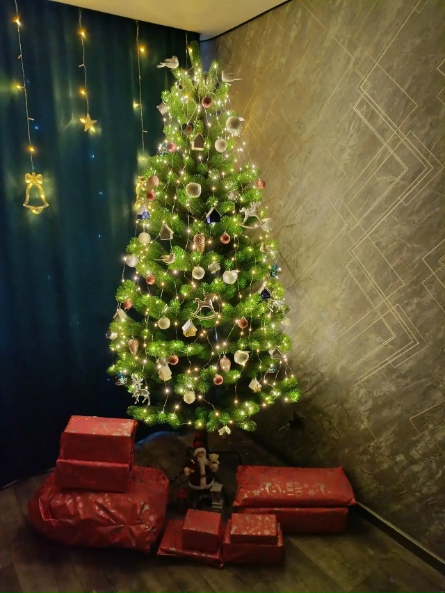 Кто уже поставил? Кидайте свои ёлки в комментарии