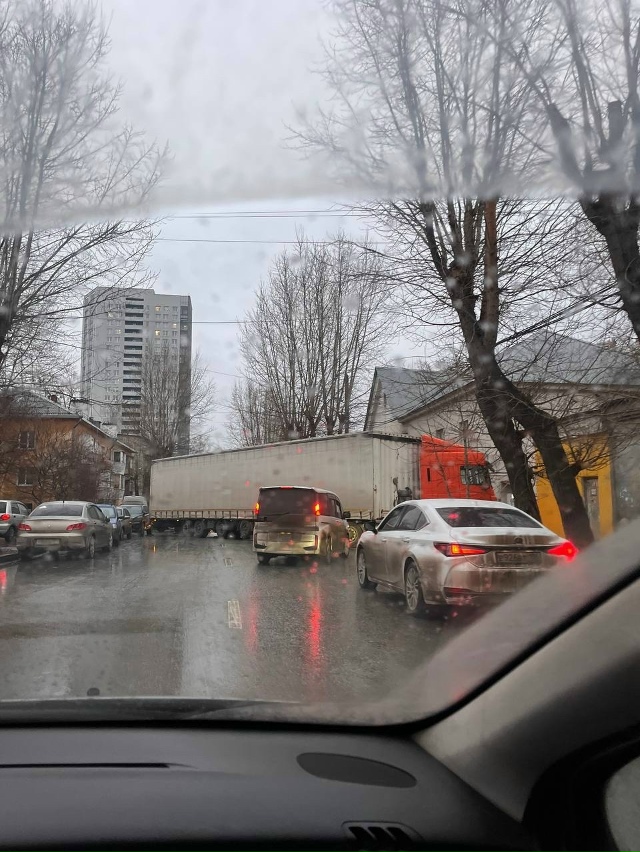 Фура перегородила дорогу на Выездном переулке.
При по?...