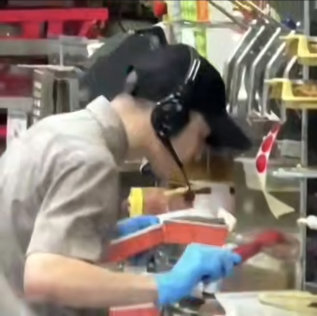 Сотрудник «Вкусно — и тoчка» ПЛЕВАЛ в каждый бургер кл?...