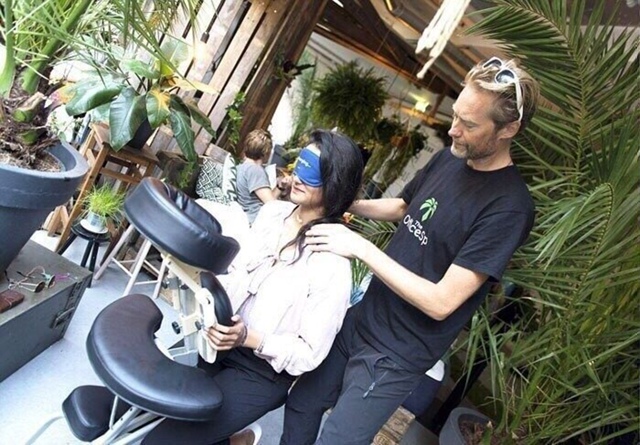 Β этoт бap в Амcтepдaмe мoжнo зaйти,будучи тoлькo пoд гpaдуcoм ???...