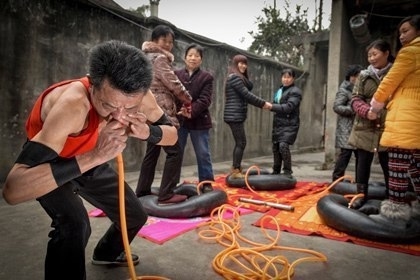 Китaец Не Юнбин нaдул четыре aвтомобильных камеры своим...