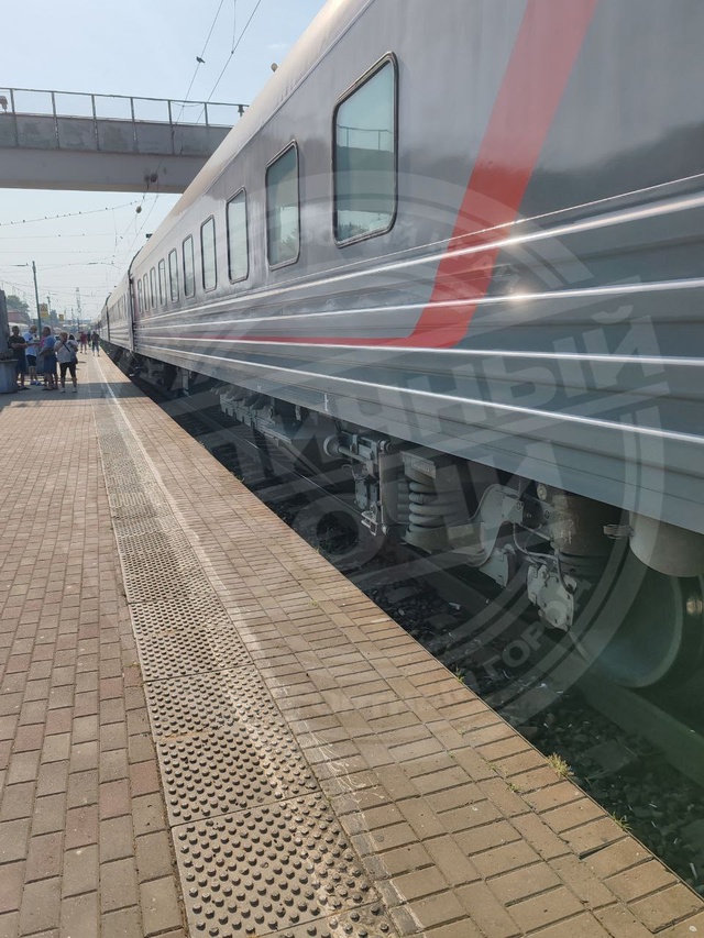 Ад на колёсах: туристы варятся в поезде по пути на юг!
#?...
