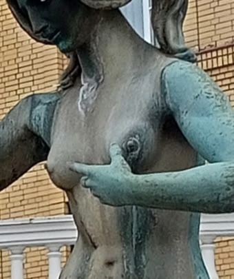 Излишне выпирающие соски вновь были замечены напротив...