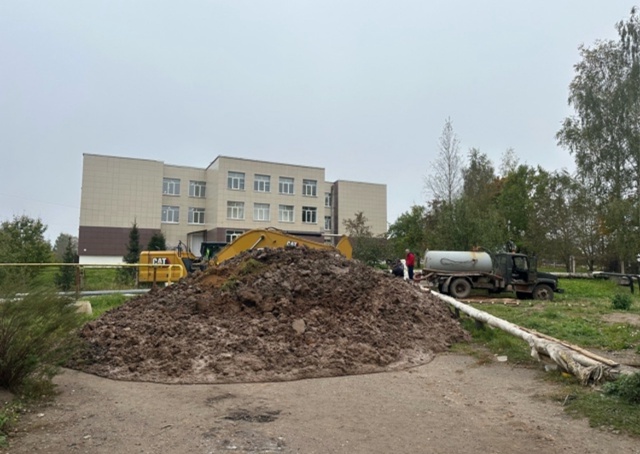 У первой школы ведутся работы .