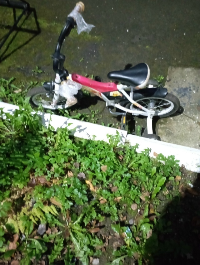Чья потеряшка детский велосипед оставлен у Колледжа о?...