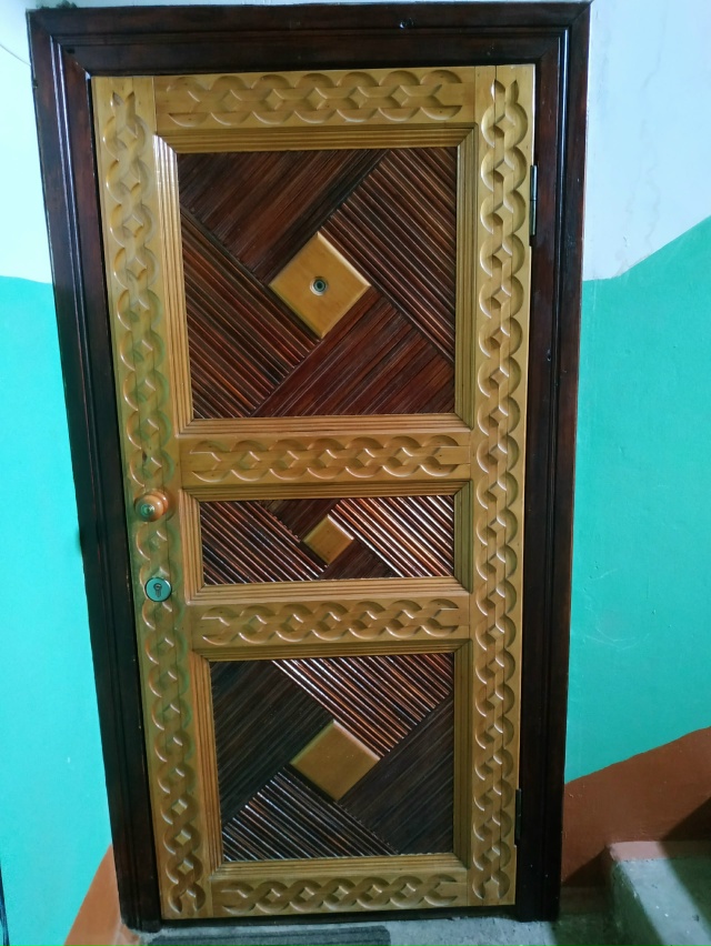 Отдам входную дверь , самовывоз с 4 этажа.