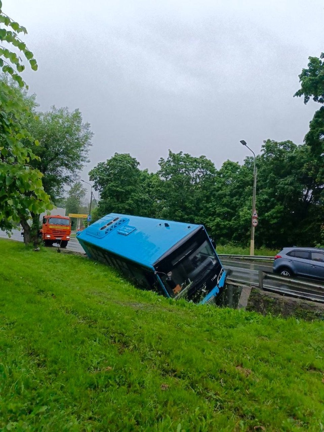 Рейсовый автобус съехал в кювет под Питером... Из-за ком...