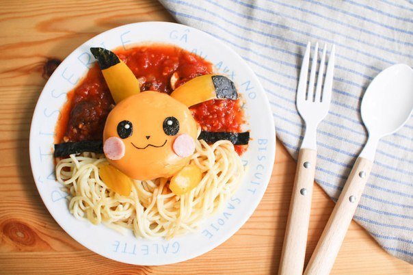 Мама готовит своим детям очень необычные обеды