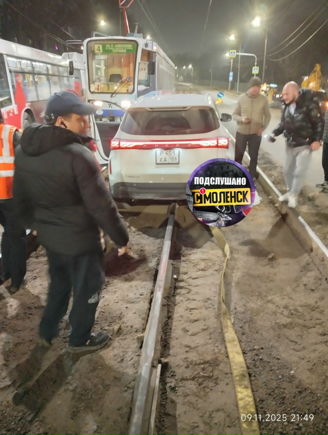 👉В Смоленске легковушка перекрыла движение трамваев,...