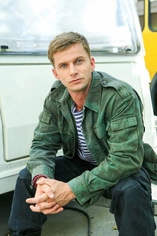 Хороший актер, талантливый и спортивный Роман Курцын
А...