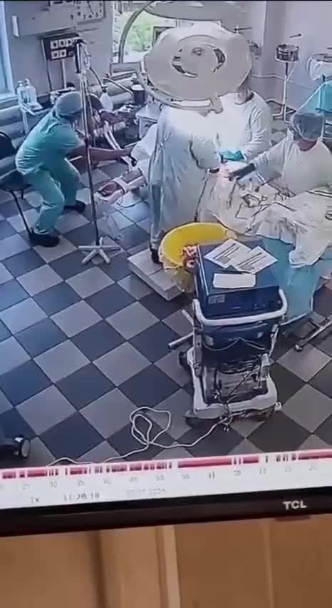 Не менее 15 врачей и девять медсестер, работавших в опер...