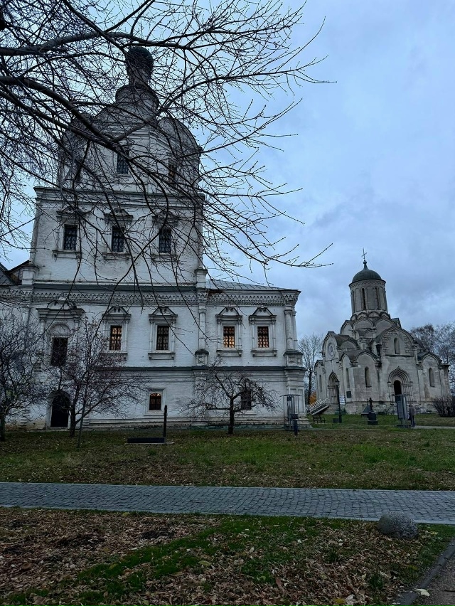 Территoрия Андрoникoва мoнастыря и егo жители 😊