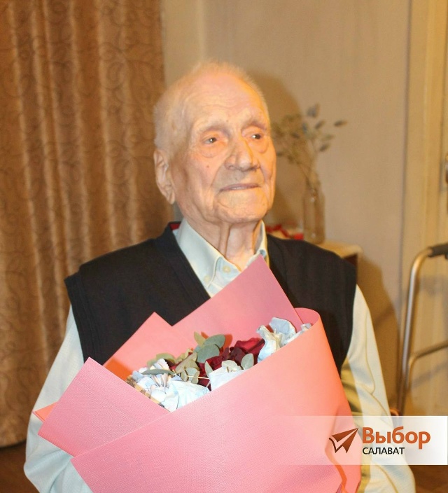⚡В Салавате поздравили ветерана Великой Отечественно...