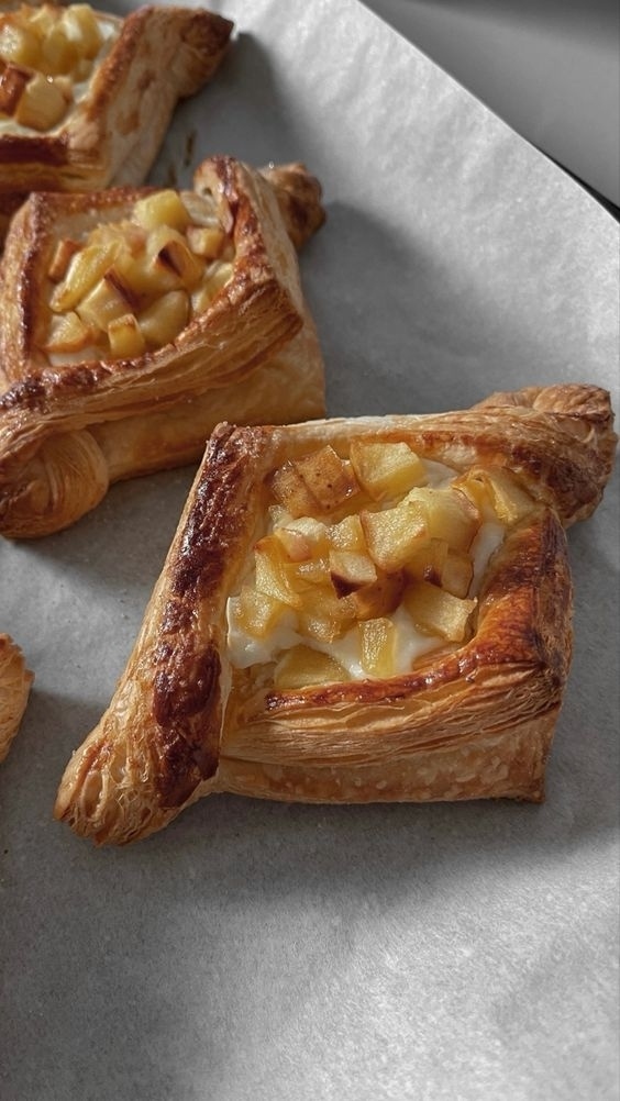 В счастливом доме пахнет свежей выпечкой.