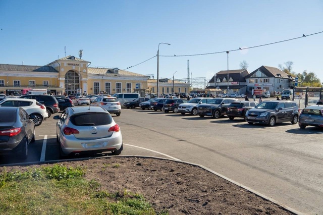 В городе начинает работу платная парковка на привокза...