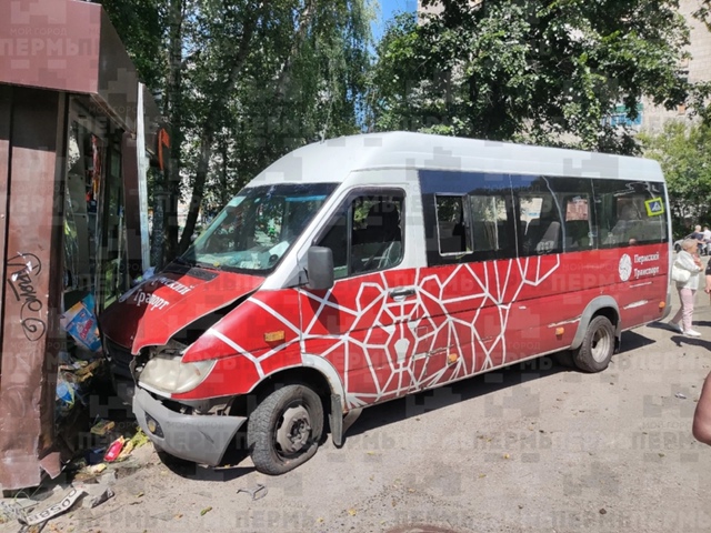 В Закамске автобус врезался в павильон с хлебом. ДТП на...