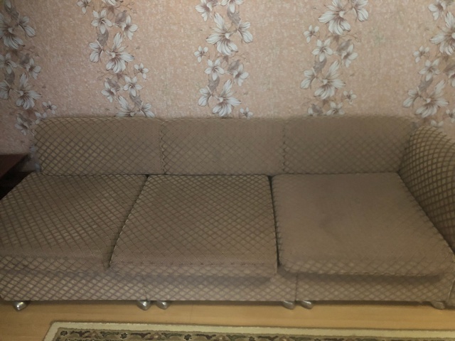 Отдам бесплатно. Диван и столик. Все на колесиках, пуфи?...