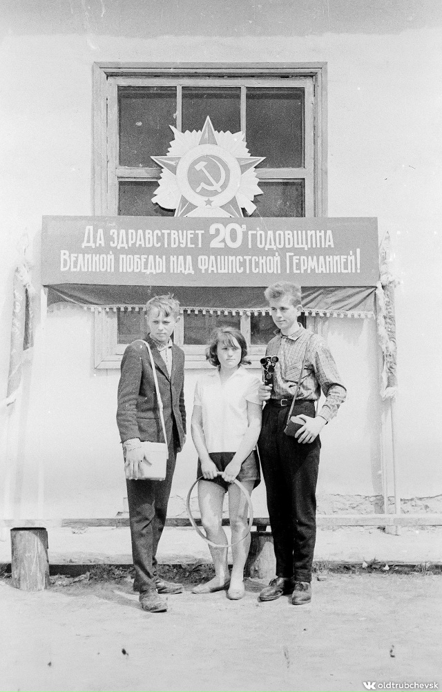 Шествие девушек. 1965-й год.