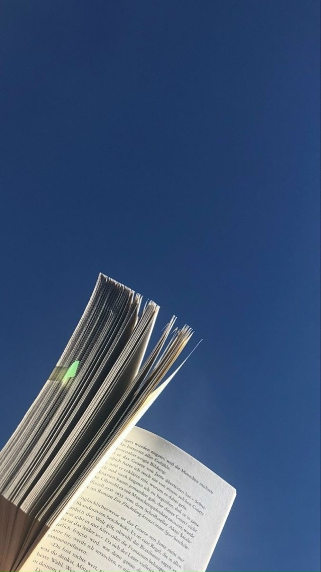 Синий - цвет спокойствия и силы одновременно...