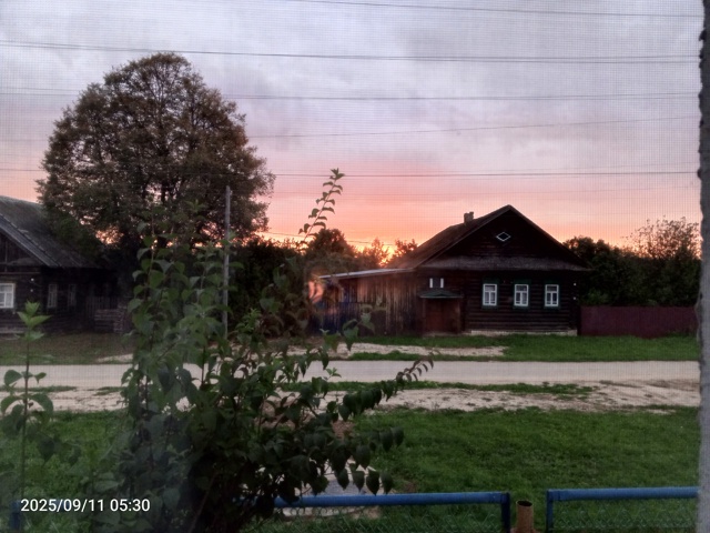 Первый луч
Я встану утром на угоре -
Там первый луч про?...