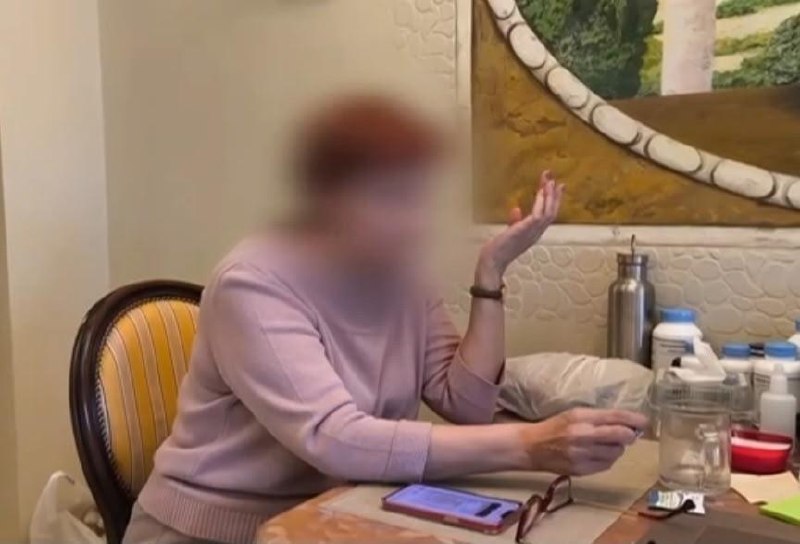 Омская пенсионерка лишилась трёх миллионов после отказа голосовать в чате дома.
65-летняя женщина з