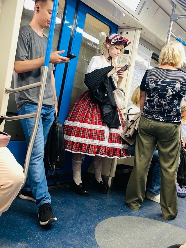 Красная шапочка в метро