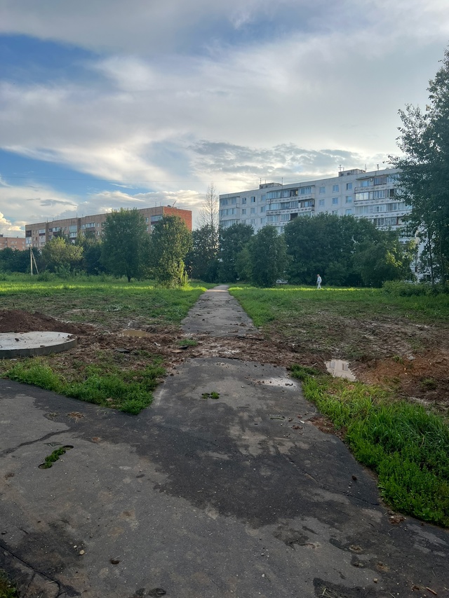 При прокладке труб на ул. 20 Января, 28, 30, поломали дорожк...