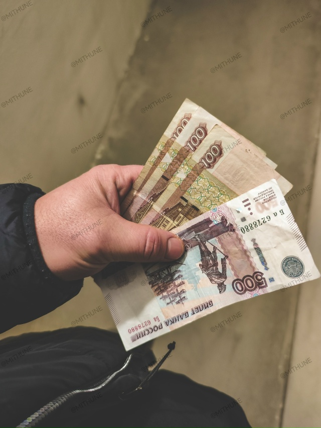 На улице похолодало, достал теплую куртку, а в кармане 8...