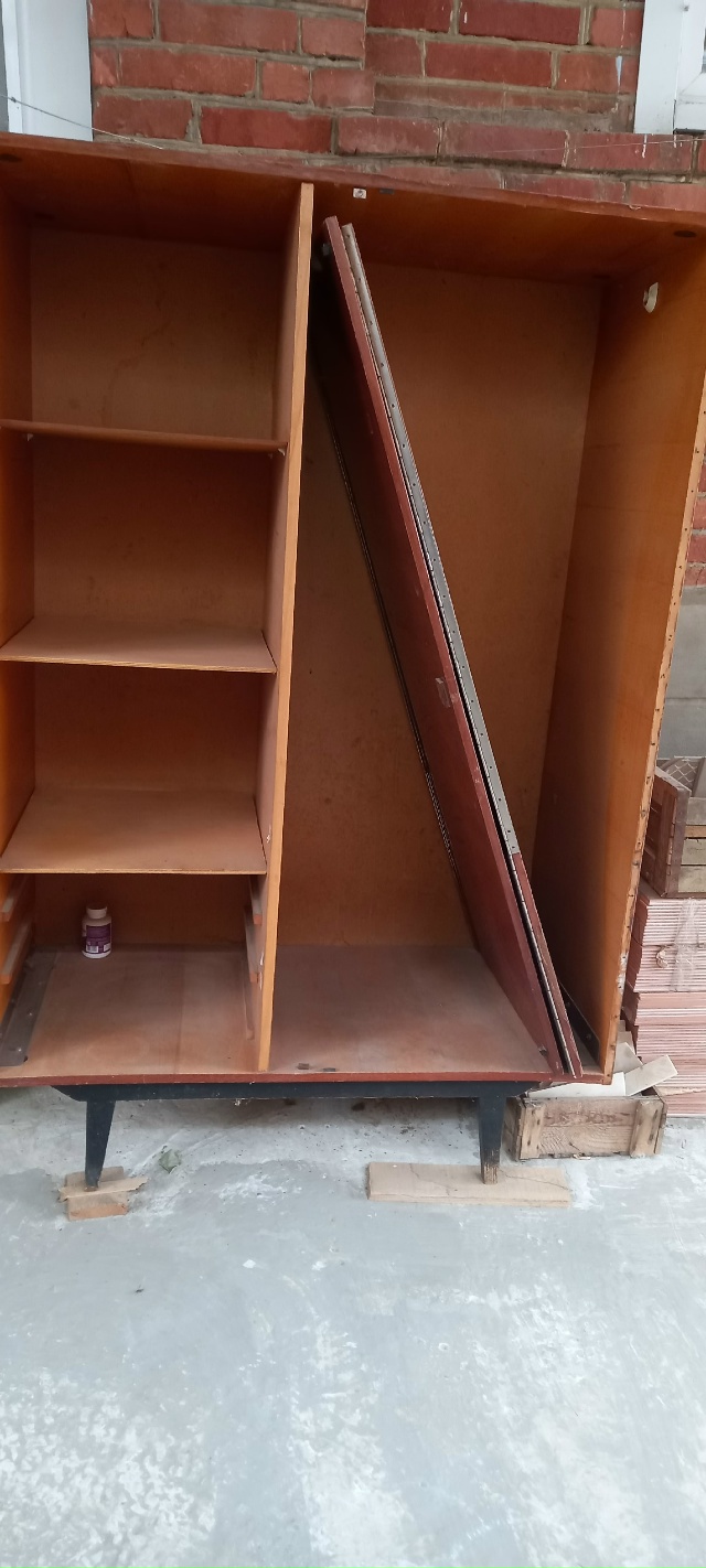 Отдам старый крепкий для гаража шифоньер за1 яблоко ,дв...
