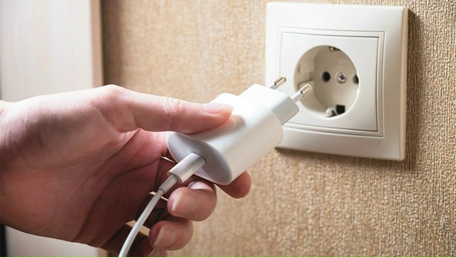 Зарядка, оставленная в розетке, может привести к пожар?...