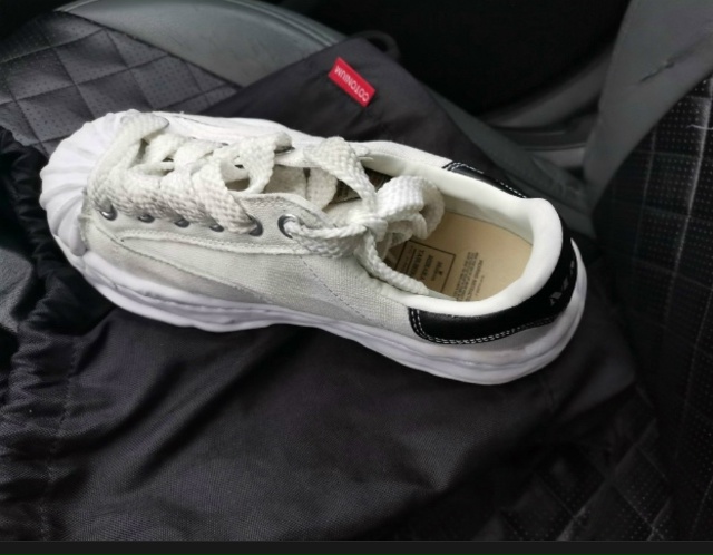 Тем кто оставил в такси вторую обувь просьба позвонить...